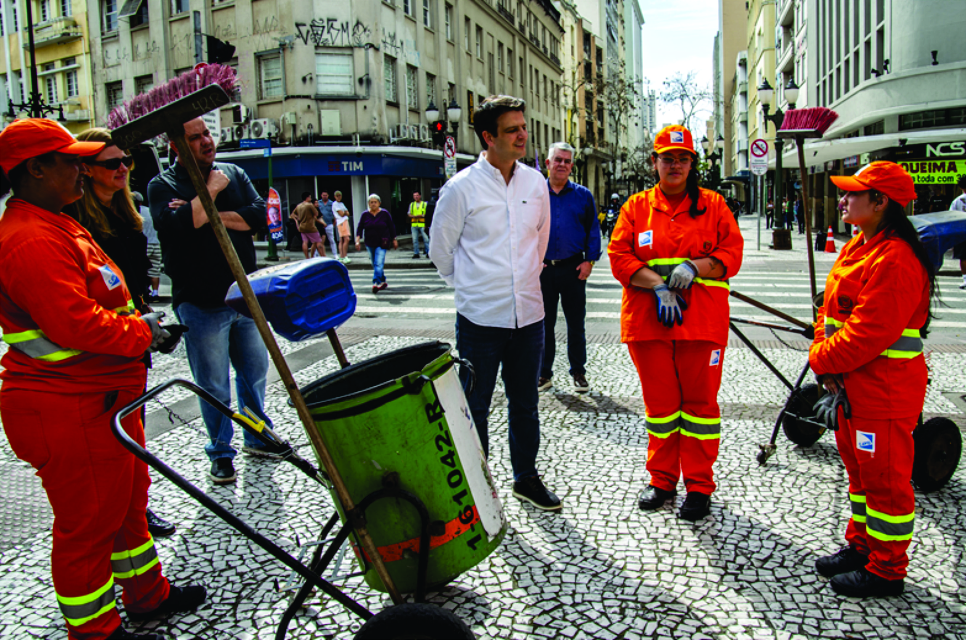 Prefeito percorre o Centro e fala com empresários sobre revitalização da região