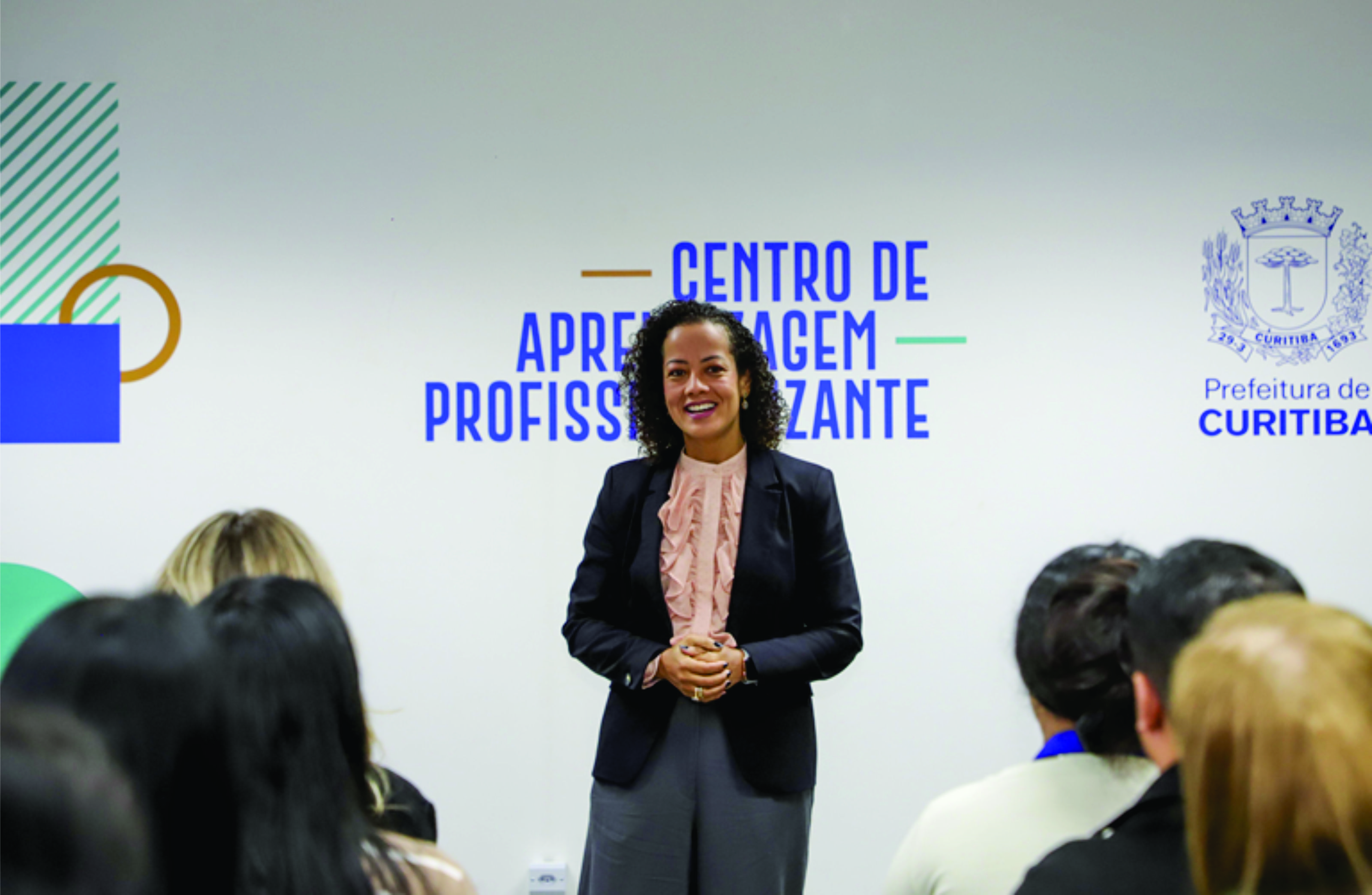 Circuito Curitiba Qualifica vai aos bairros fazer encaminhamentos a cursos gratuitos