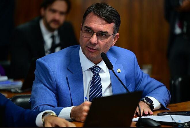 Chega de acusações: Flávio Bolsonaro e Lula precisam abrir suas contas e explicar a origem de seus patrimônios