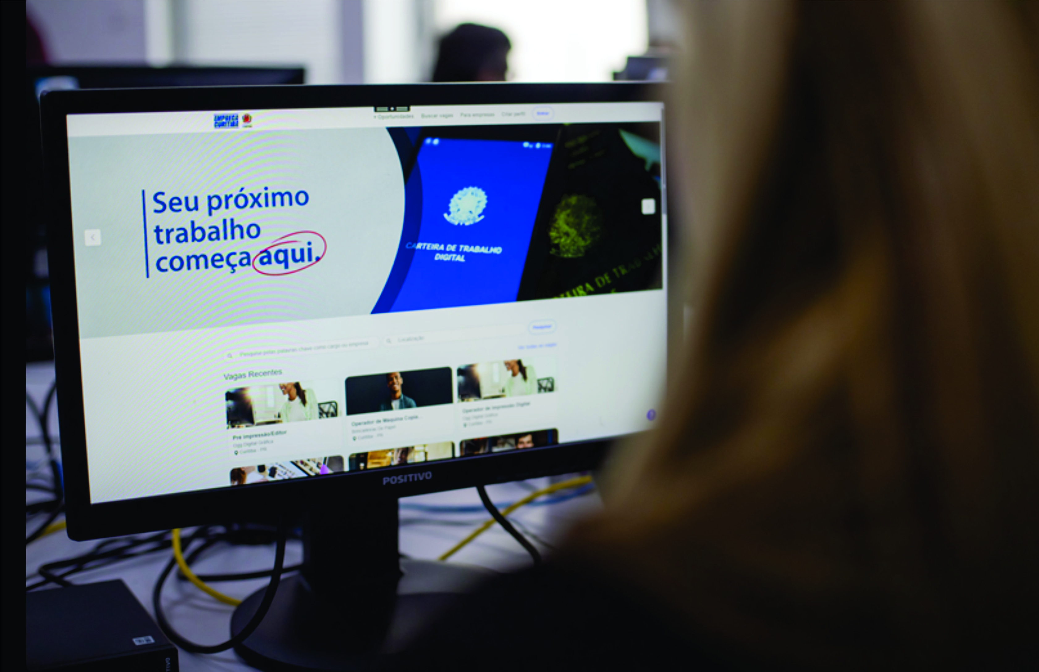 Cuidador de idoso, assistente contábil e camareira; confira as vagas do site Emprega Curitiba