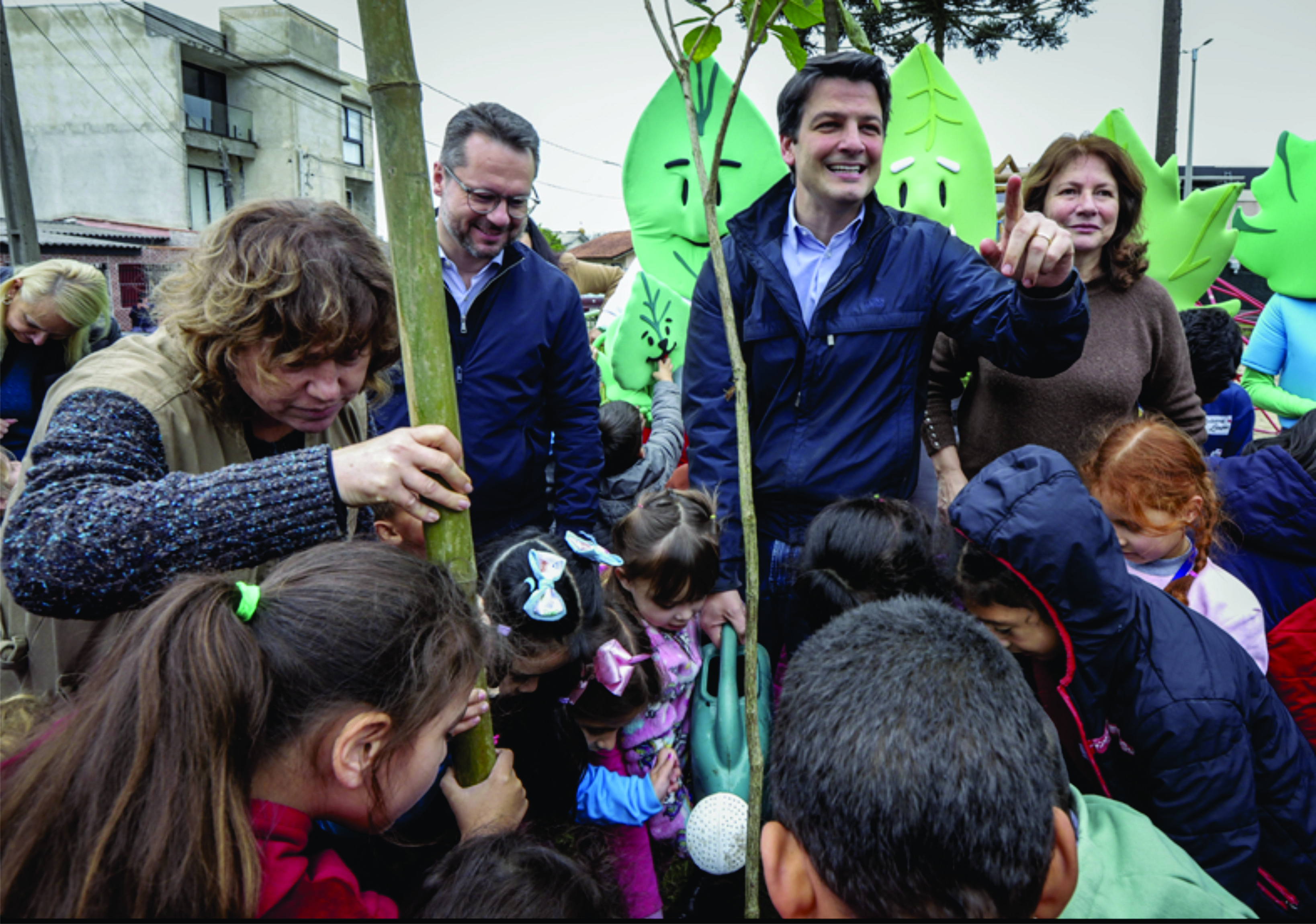 Praça no Sítio Cercado é totalmente revitalizada com brinquedos infantis, quadra de grama sintética e área de lazer