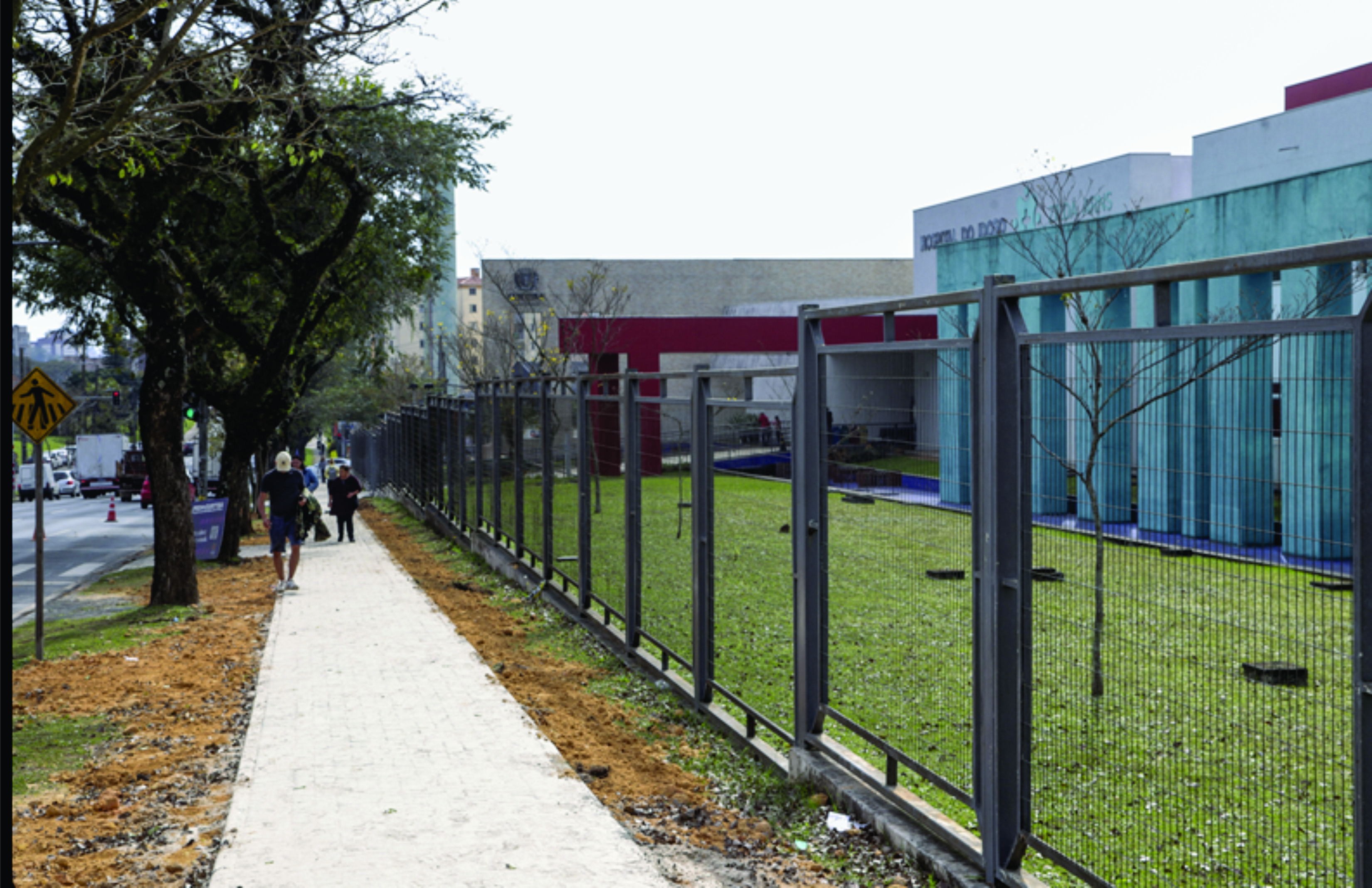 Prefeitura revitaliza calçadas em frente ao Hospital do Idoso no Pinheirinho