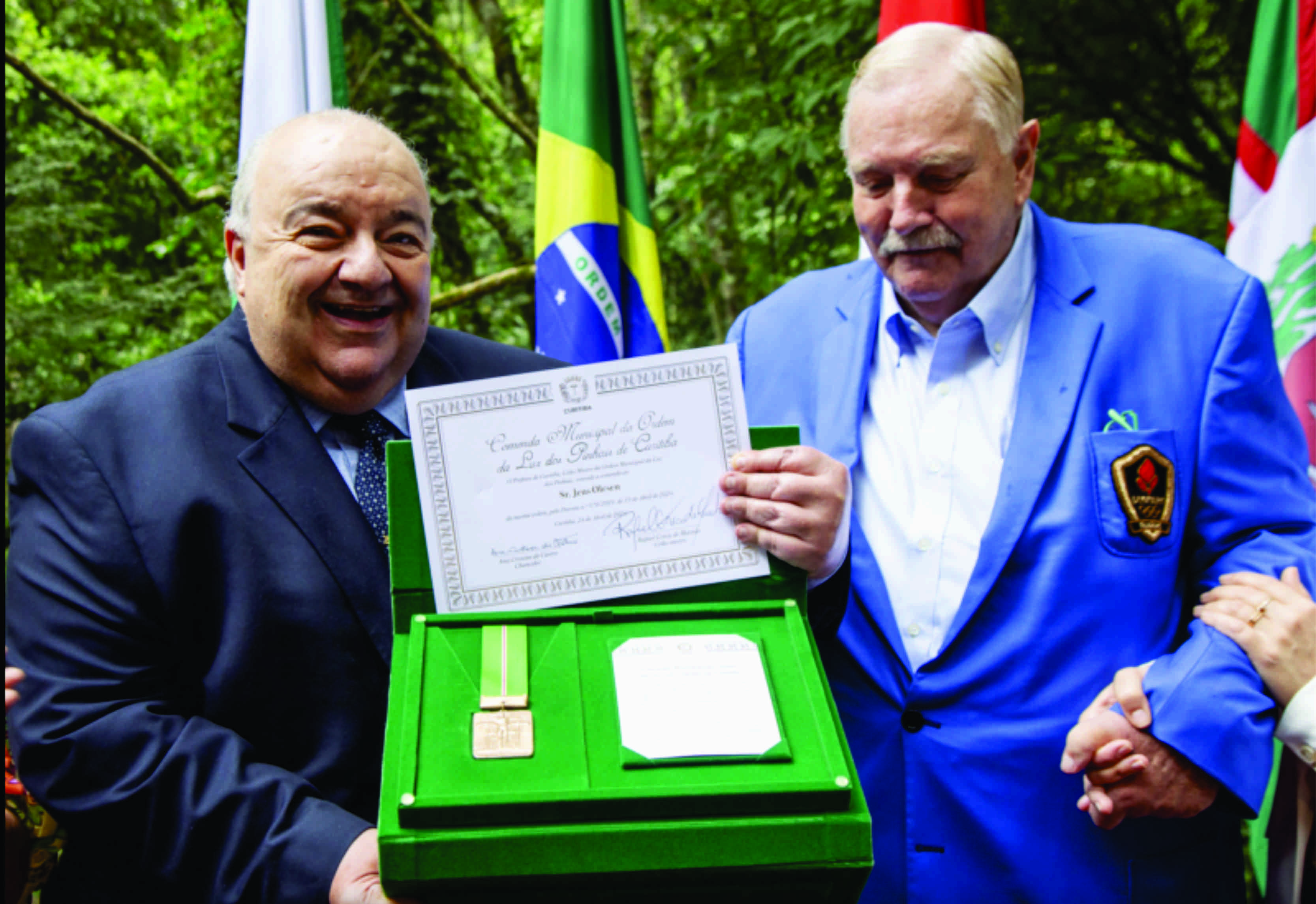 Dinamarquês Jens Olesen recebe a Comenda da Ordem da Luz dos Pinhais em Curitiba