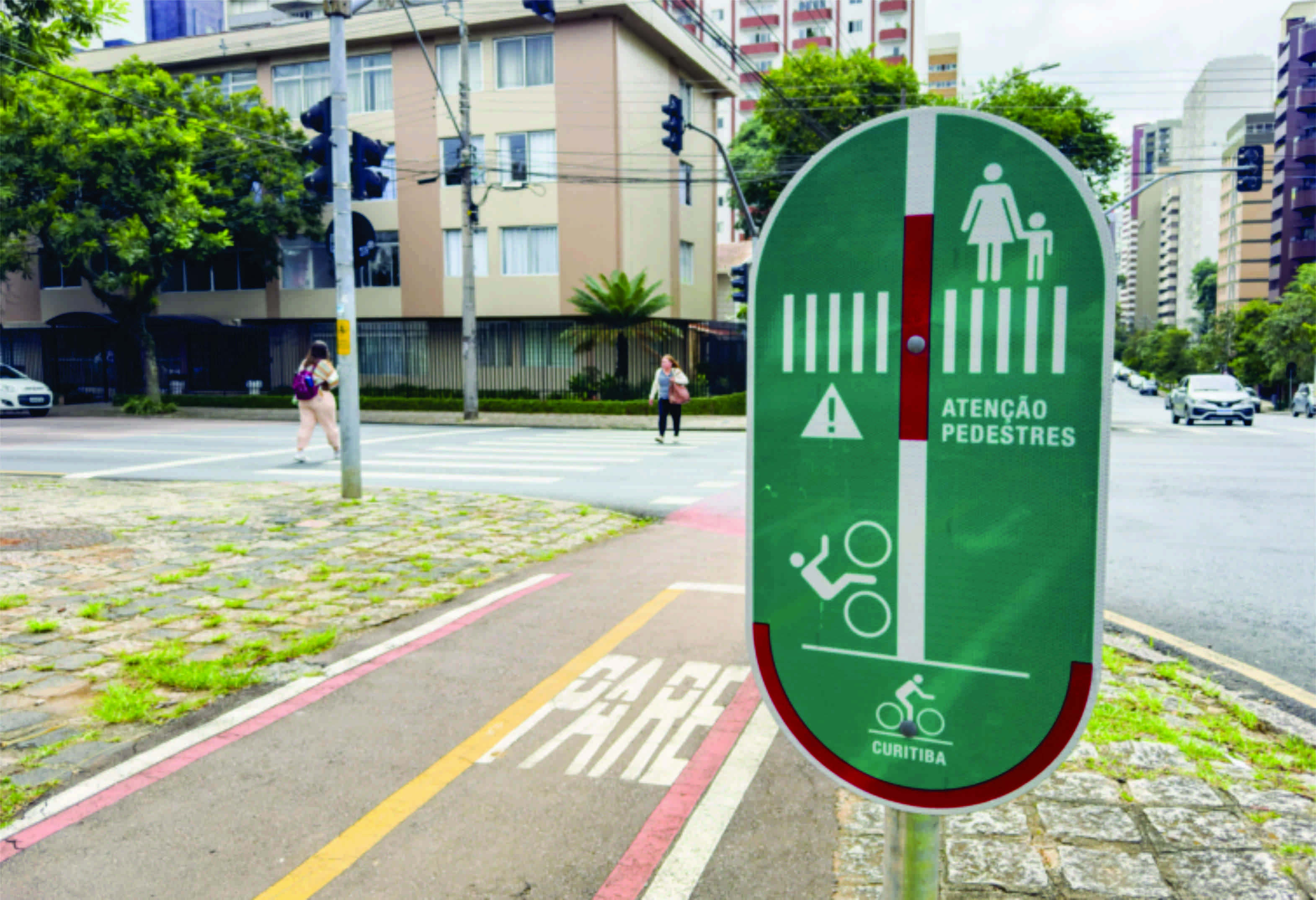 Prefeitura de Curitiba instala 1.200 novas placas nas ciclovias e aumenta a segurança no trânsito