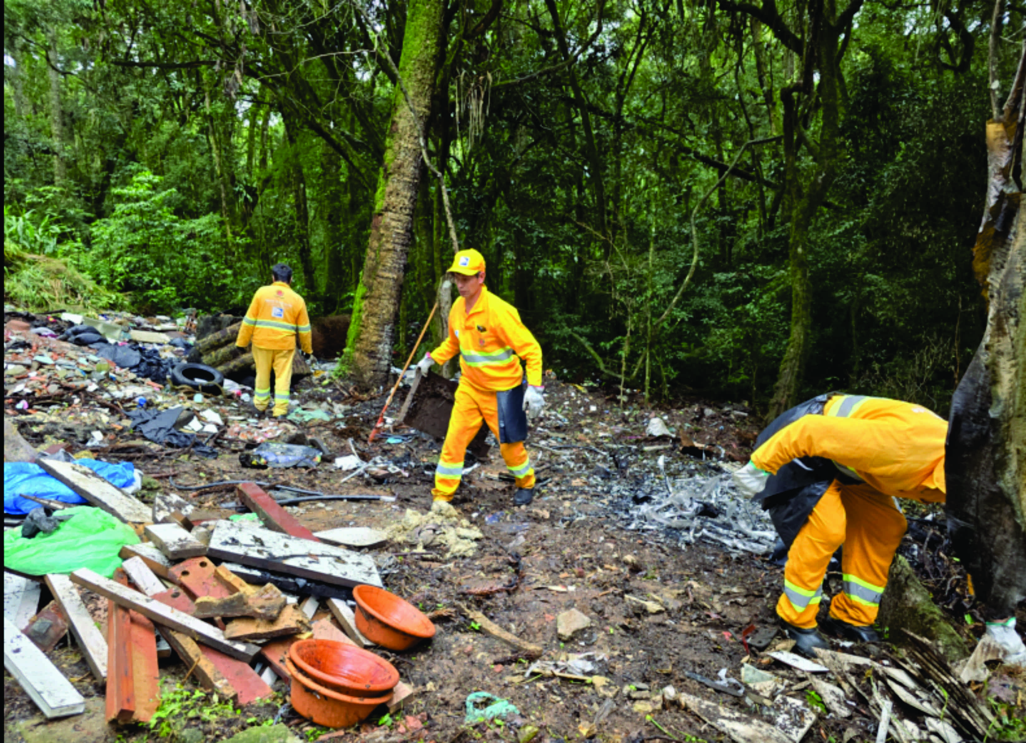 Prefeitura de Curitiba recolhe resíduos descartados irregularmente no Alto Boqueirão