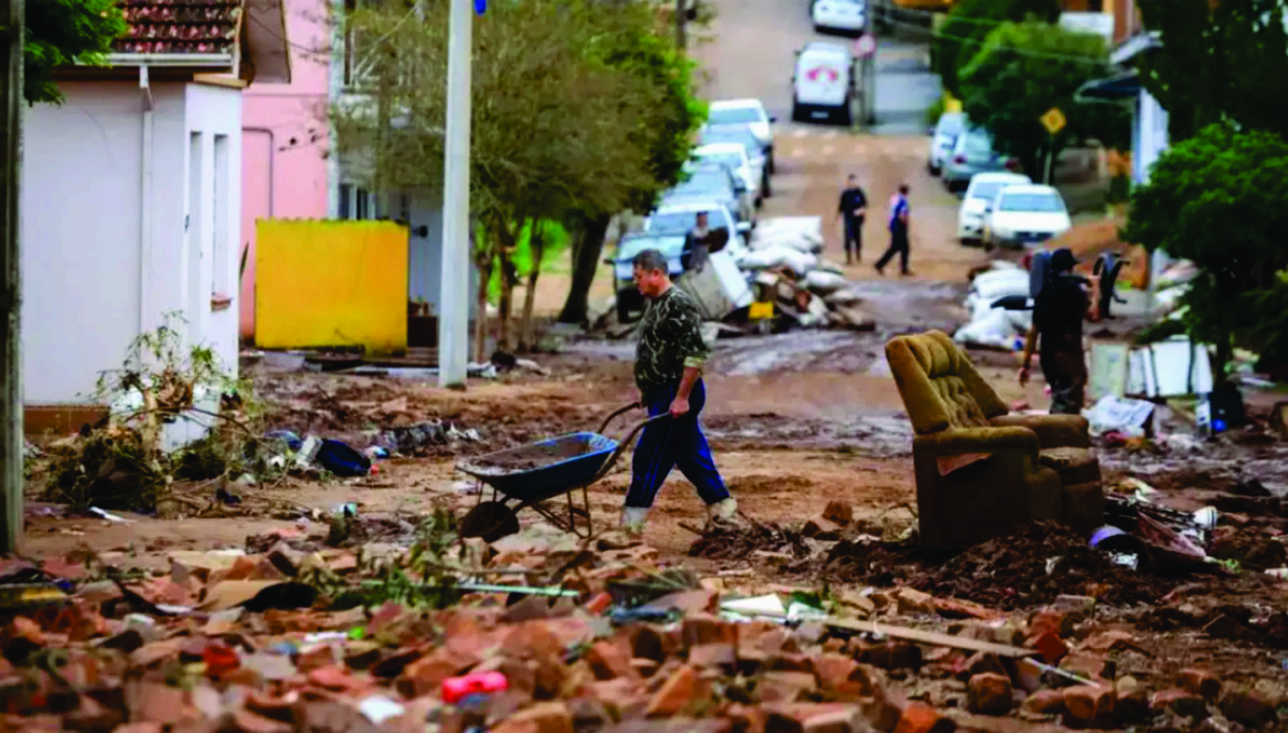 Ajude o RS! Paraná envia caminhões com roupas, água e alimentos para vítimas das chuvas; saiba como doar