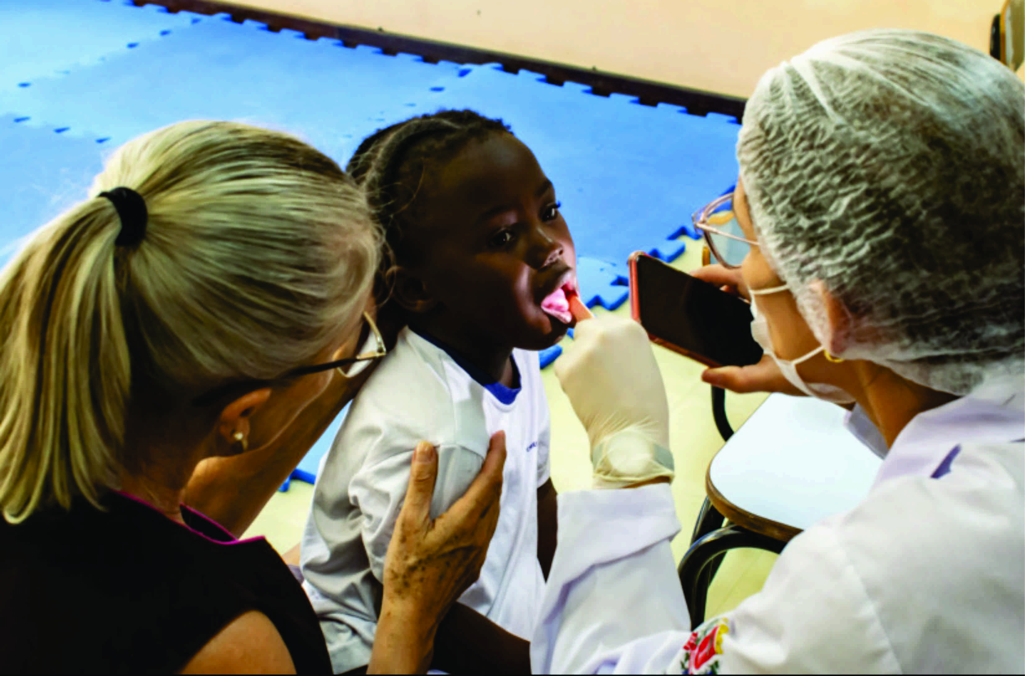 Equipes da Saúde cuidam do sorriso das crianças nas escolas de Curitiba no dia D de Saúde Bucal