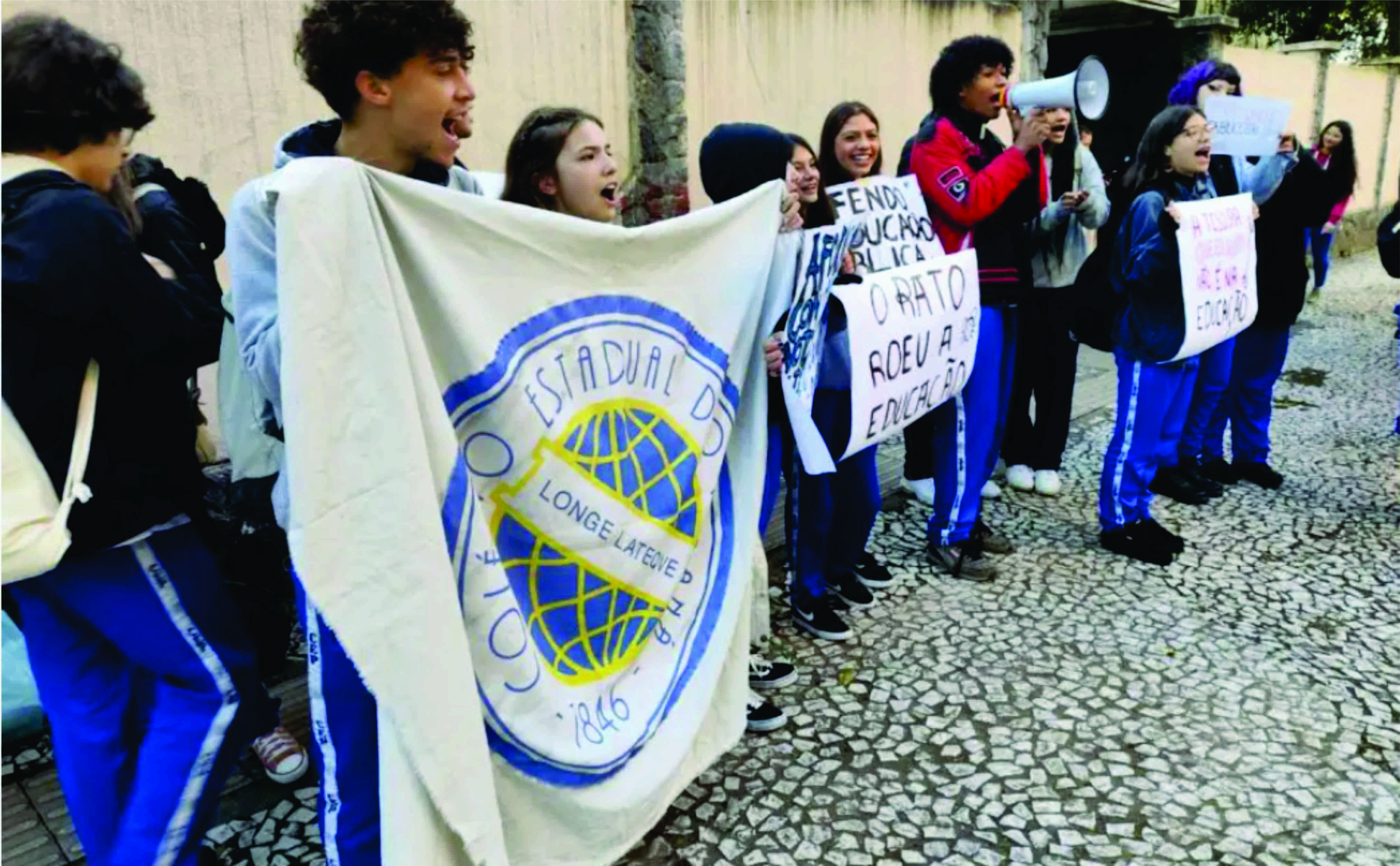 Estudantes protestam contra projeto que privatiza gestão de escolas do Paraná; CCJ aprovou proposta