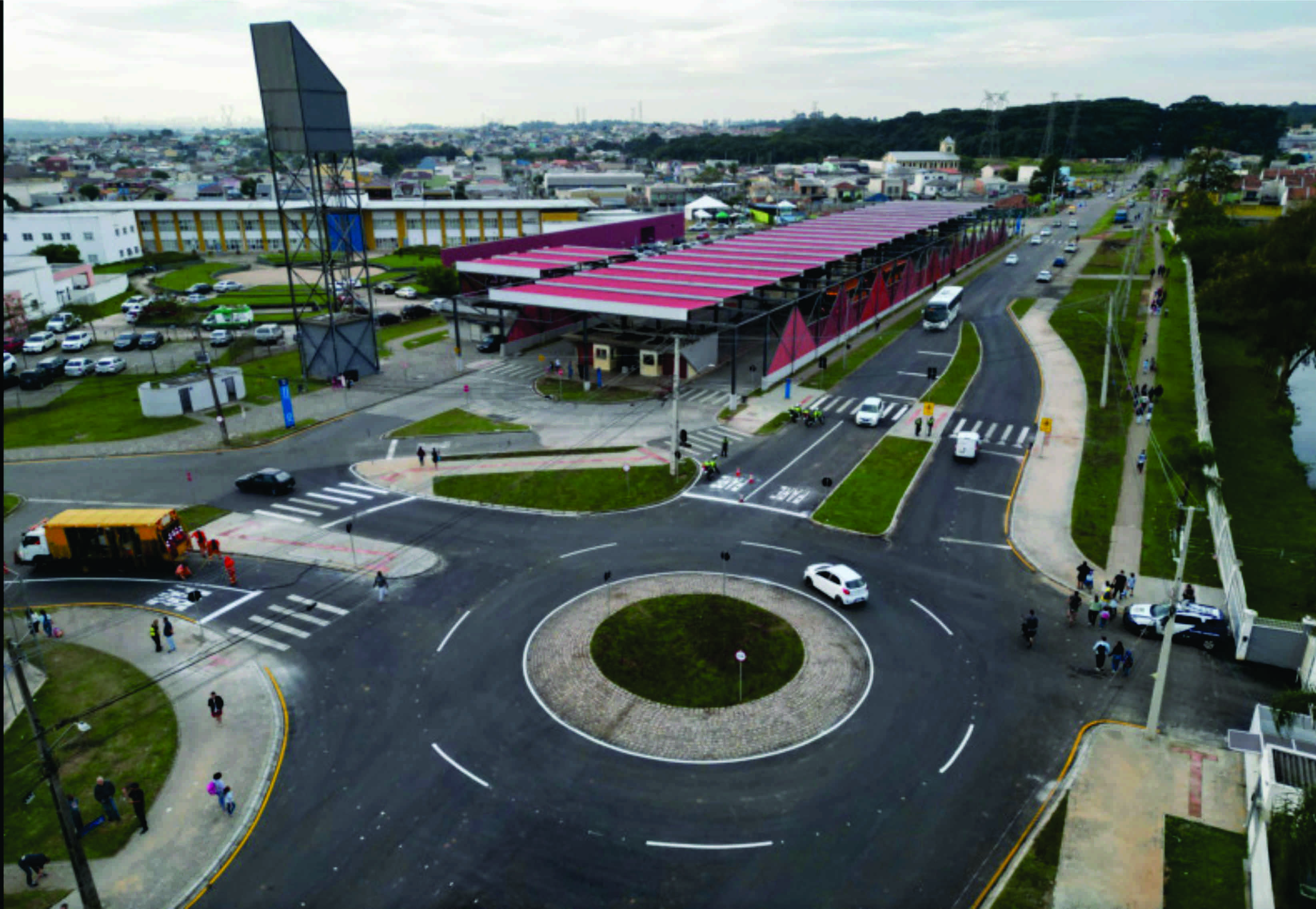Obra da Prefeitura de Curitiba para correção geométrica e nova rotatória organizam o trânsito em vias movimentadas do Tatuquara