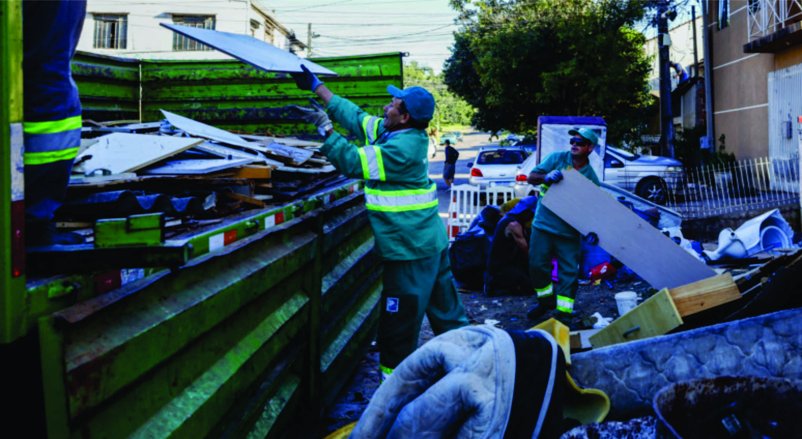 Mutirão de limpeza retira 8,6 toneladas de resíduos de área atendida pela Cohab