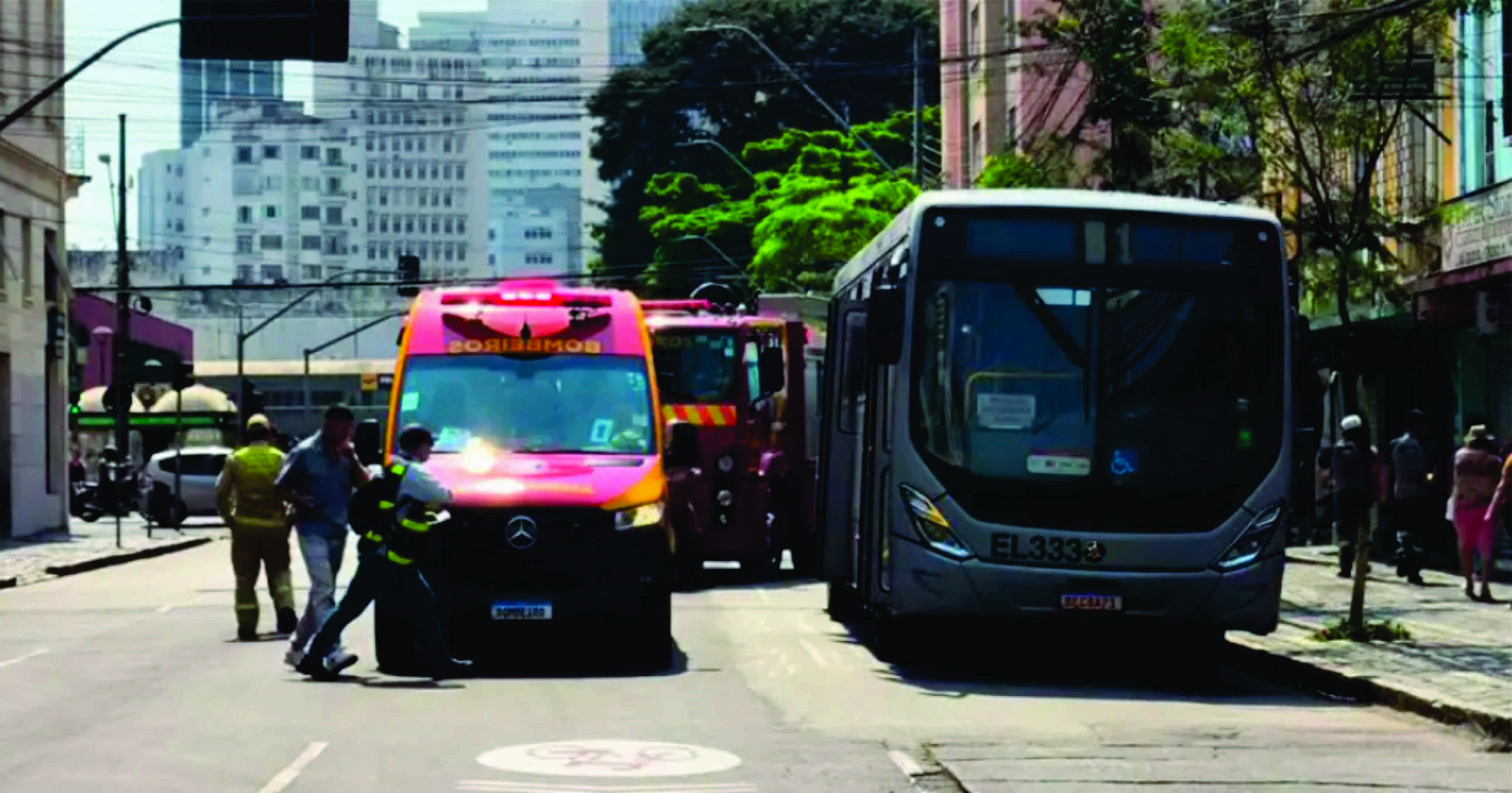 Idosa é arrastada por ligeirinho após ser atropelada no Centro de Curitiba: ‘Jogada para baixo do ônibus’