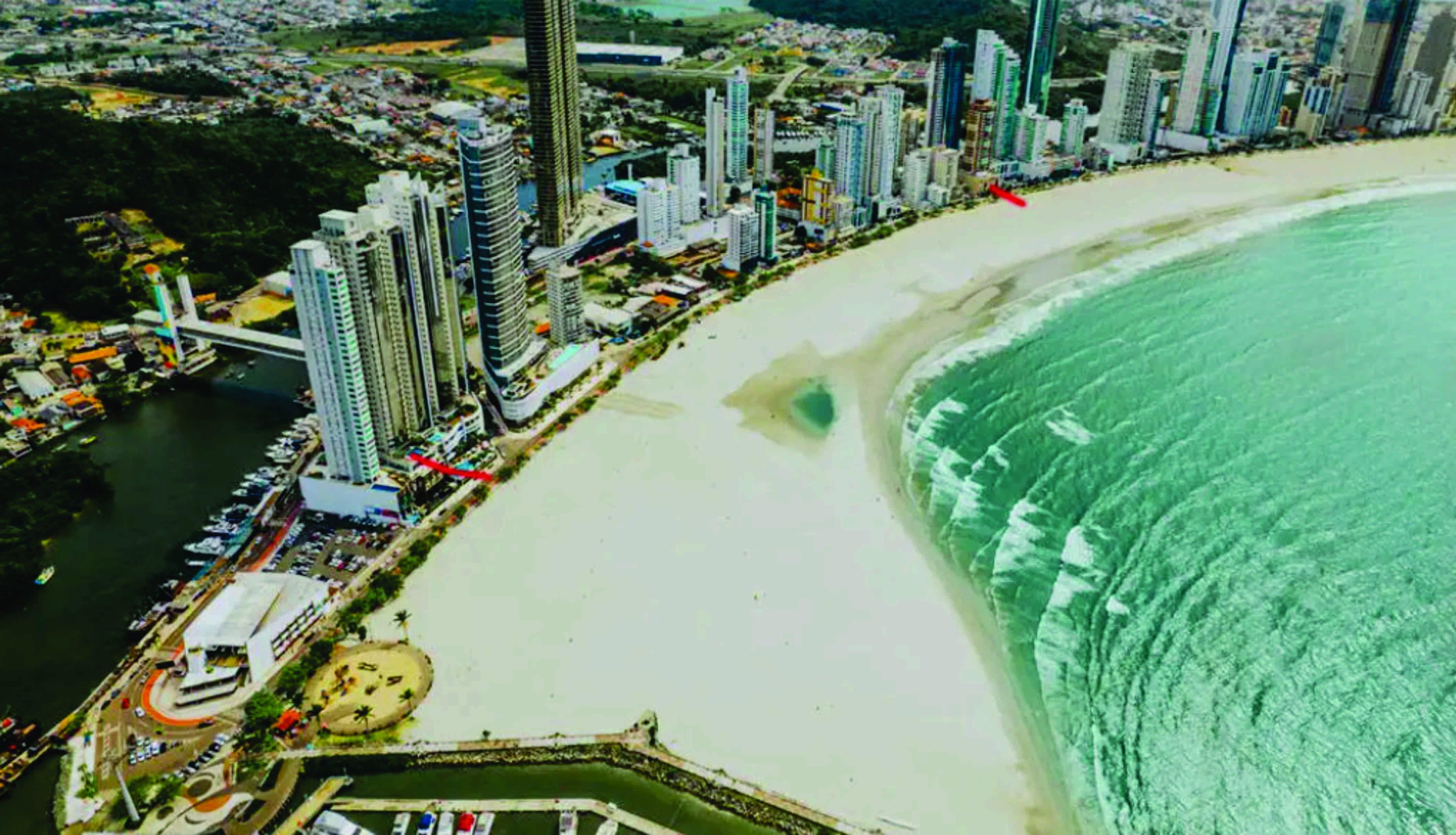 Obra em Balneário Camboriú reduz praia que foi alargada há 3 anos