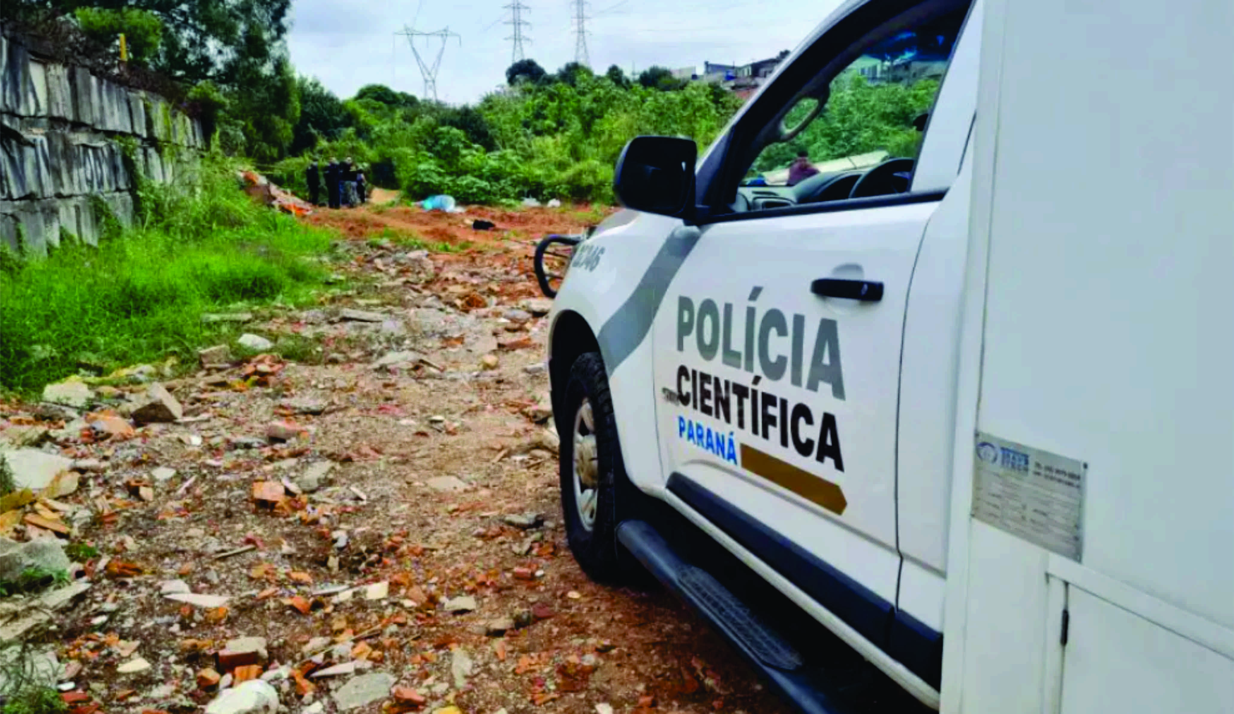 Homem é encontrado morto no meio de entulhos em terreno atrás de fábrica na CIC