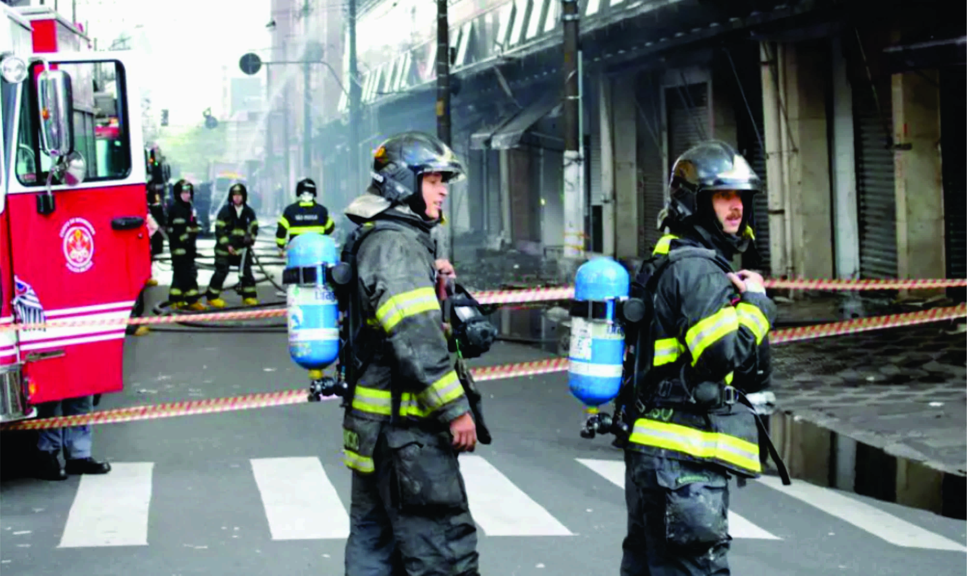 Incêndio atinge o Shopping 25 Brás, no centro de SP