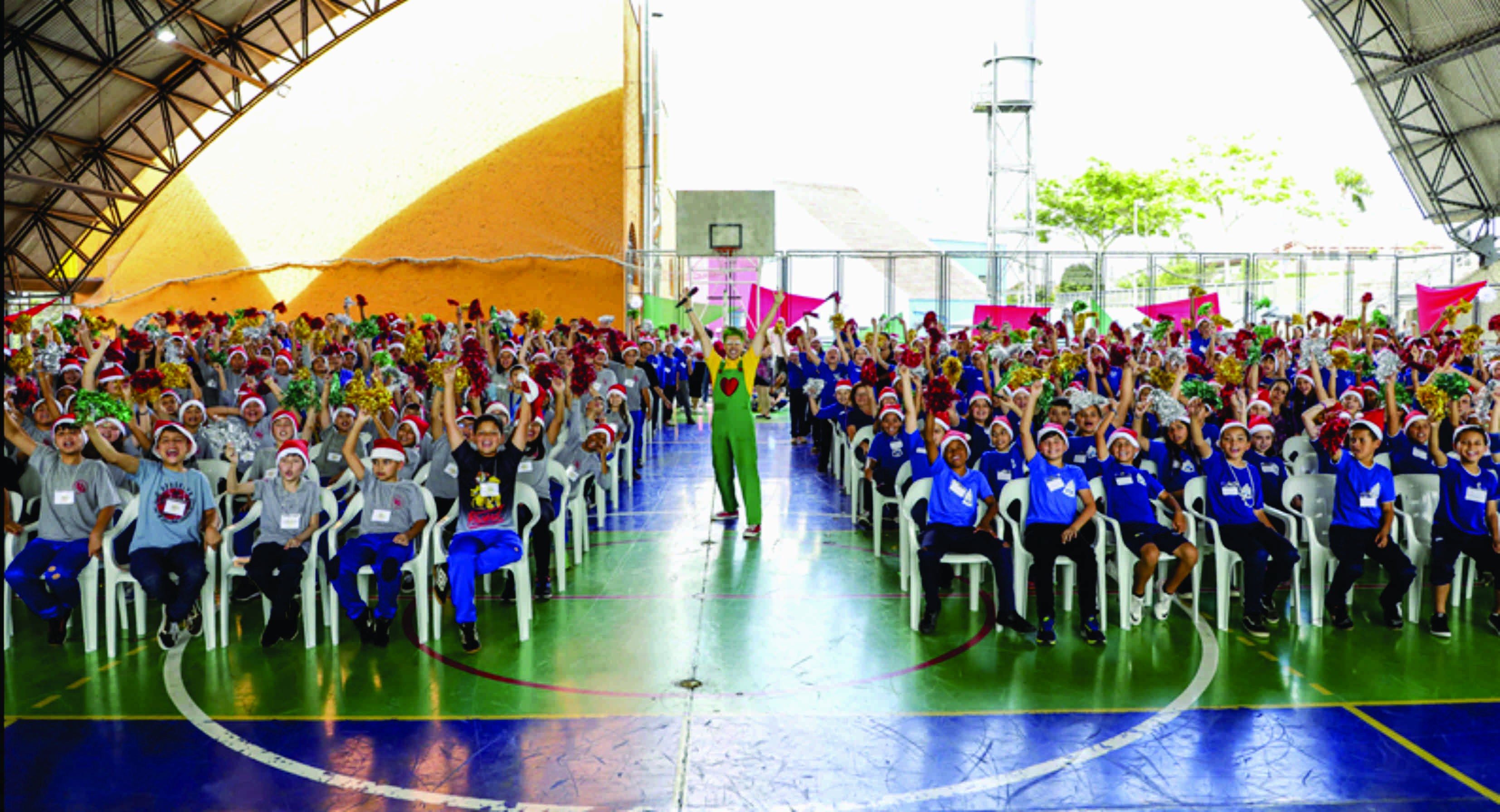 Anjos encantados narram espetáculos natalinos nas regionais de Curitiba